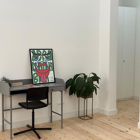 Modern Bedroom In Lissabon Buitenkant foto